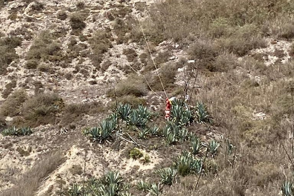 Praticante de base jumping resgatado em arriba na Nazaré